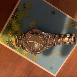 Real diamonds mother of pearl face in black. great shape